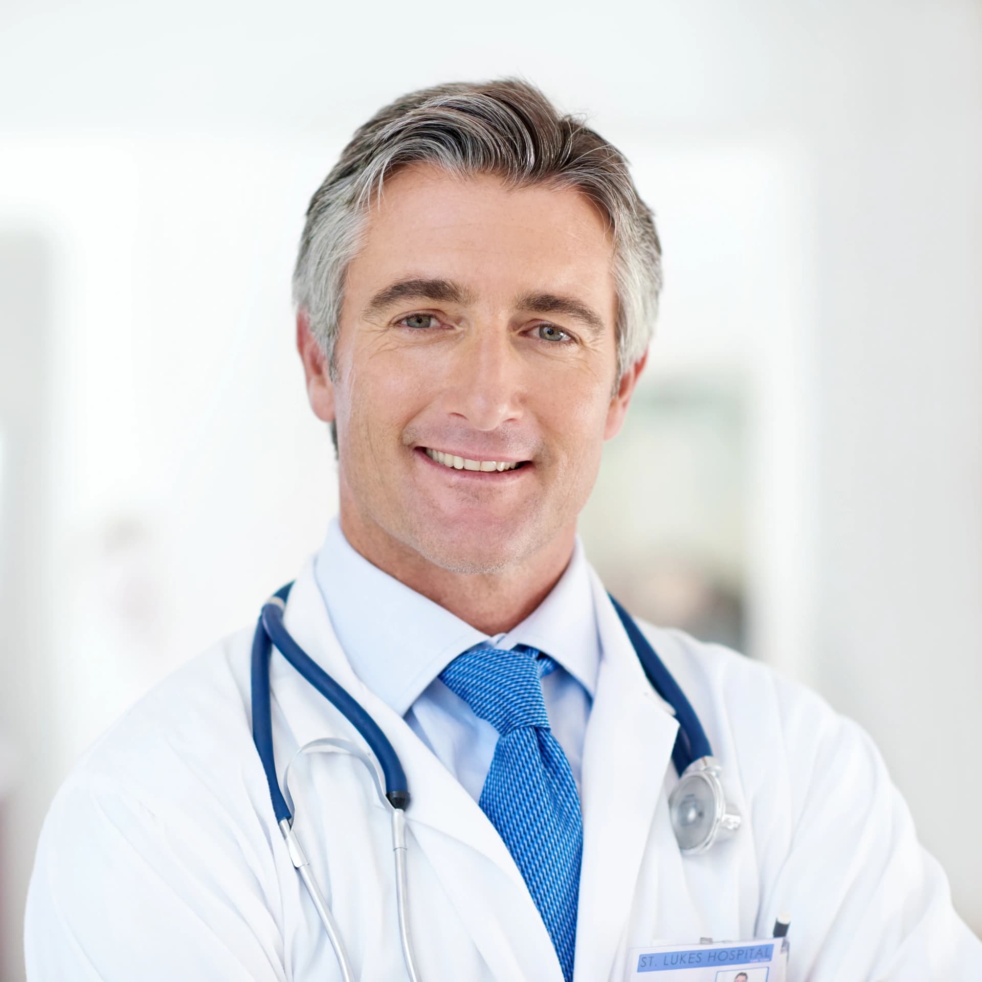 Dr. med. Max Mustermann im Gespräch mit einem Patienten