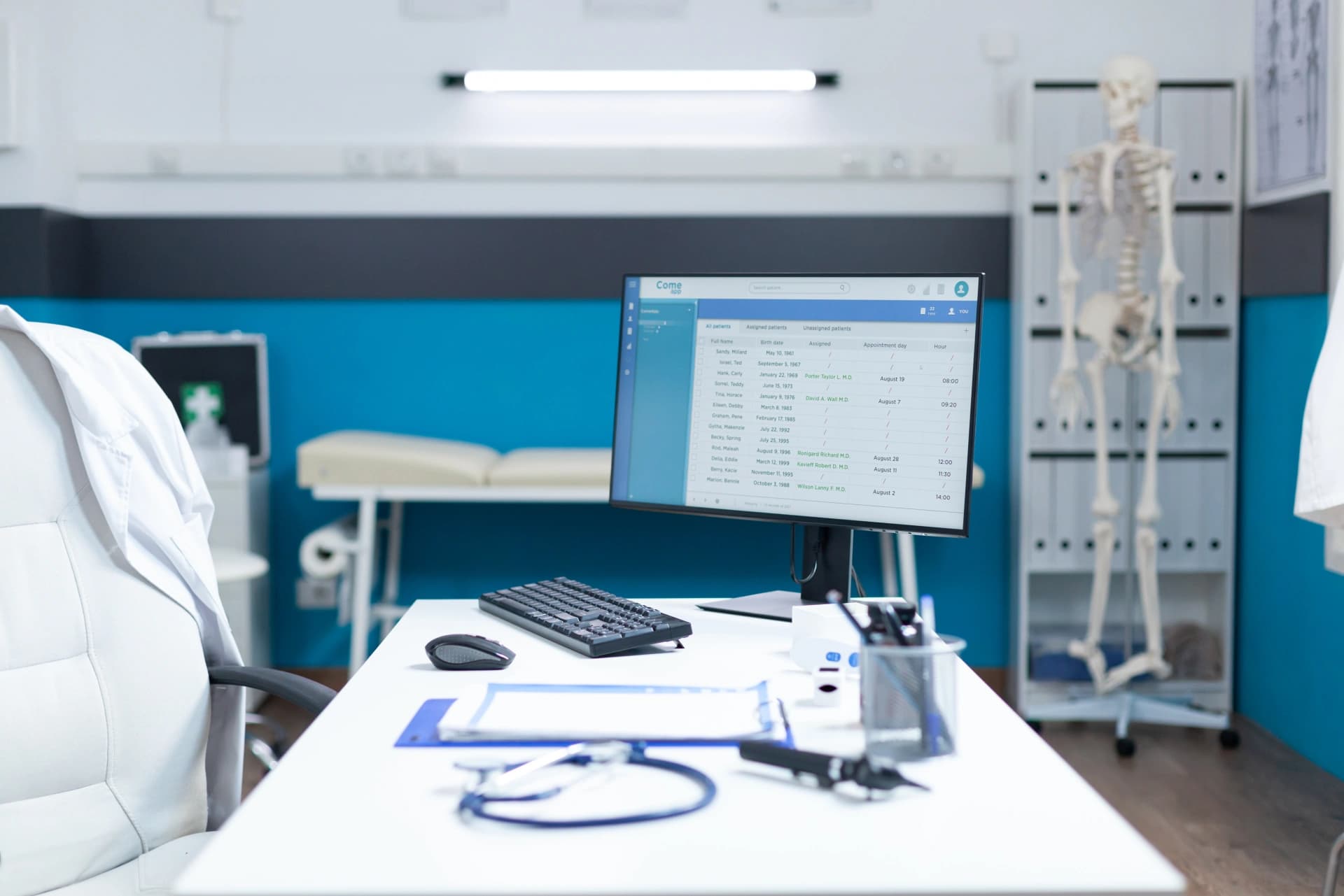 Helles Sprechzimmer mit digitaler Patientenakte
